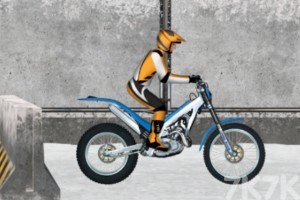 《冰上摩托车》游戏截图1 《冰上摩托车》游戏截图1