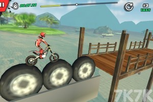《特技越野摩托手》游戏截图4 《特技越野摩托手》游戏截图4