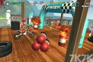 《特技越野摩托手》游戏截图3 《特技越野摩托手》游戏截图3