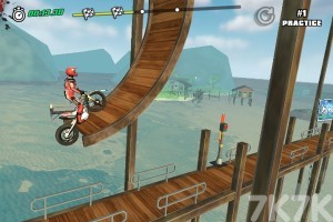 《特技越野摩托手》游戏截图1 《特技越野摩托手》游戏截图1