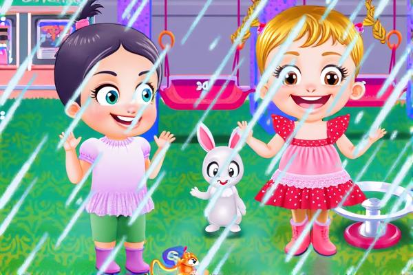 可爱宝贝雨天玩耍