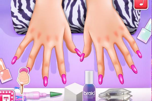 金发公主做美甲