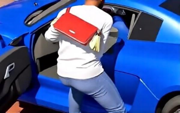 模拟开赛车小游戏